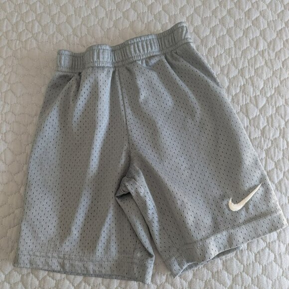Nike mesh kids shorts Grey Size 6 or M - Picture 1 of 2